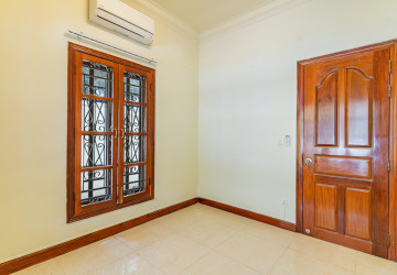 5 Bedroom Villa For Rent - Tonle Bassac, Phnom Penh thumbnail