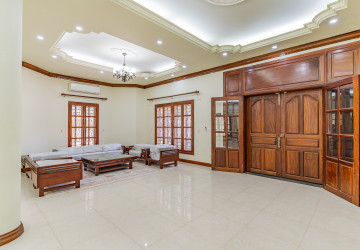 5 Bedroom Villa For Rent - Tonle Bassac, Phnom Penh thumbnail