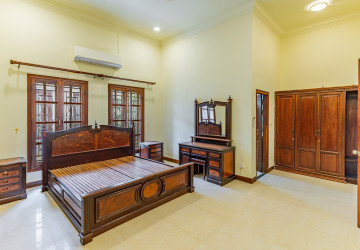 5 Bedroom Villa For Rent - Tonle Bassac, Phnom Penh thumbnail