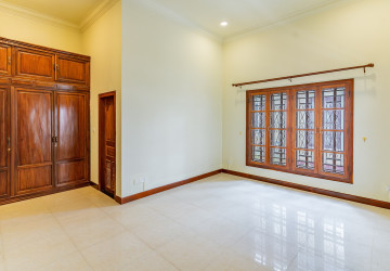 5 Bedroom Villa For Rent - Tonle Bassac, Phnom Penh thumbnail