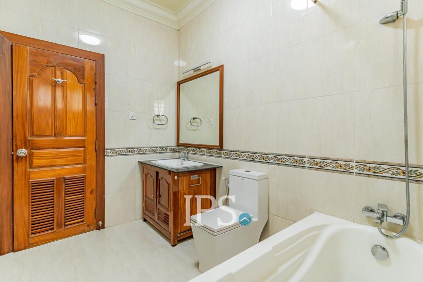 5 Bedroom Villa For Rent - Tonle Bassac, Phnom Penh