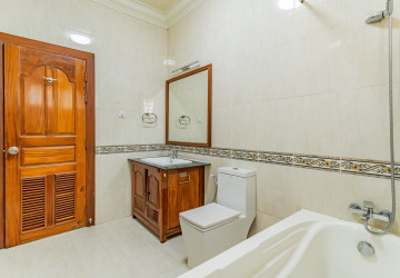 5 Bedroom Villa For Rent - Tonle Bassac, Phnom Penh thumbnail