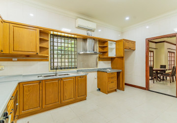 5 Bedroom Villa For Rent - Tonle Bassac, Phnom Penh thumbnail