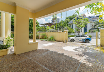 5 Bedroom Villa For Rent - Tonle Bassac, Phnom Penh thumbnail