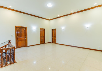 5 Bedroom Villa For Rent - Tonle Bassac, Phnom Penh thumbnail