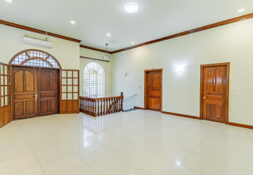5 Bedroom Villa For Rent - Tonle Bassac, Phnom Penh thumbnail