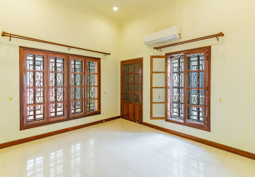 5 Bedroom Villa For Rent - Tonle Bassac, Phnom Penh thumbnail
