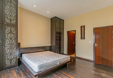 Renovated 2 Bedroom Apartment For Rent - Phsar Chas, Phnom Penh thumbnail