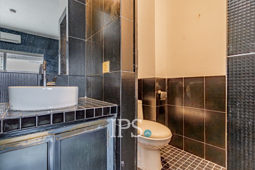 Renovated 2 Bedroom Apartment For Rent - Phsar Chas, Phnom Penh
