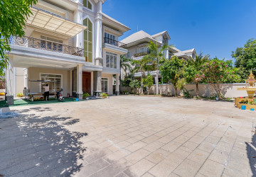 5 Bedroom Villa For Rent - Nirouth, Phnom Penh thumbnail