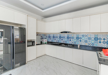 5 Bedroom Villa For Rent - Nirouth, Phnom Penh thumbnail