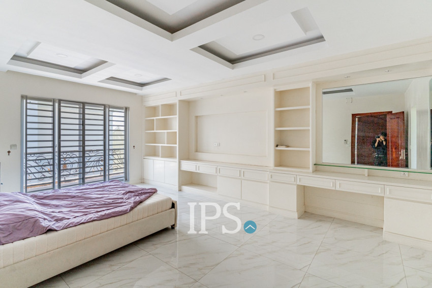 5 Bedroom Villa For Rent - Nirouth, Phnom Penh
