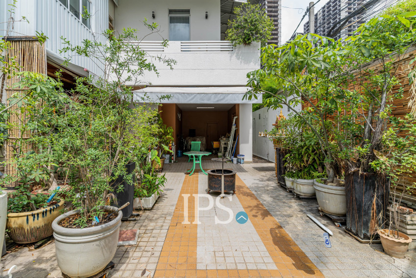 4 Bedroom Villa For Sale - Boeung Trabek, Phnom Penh