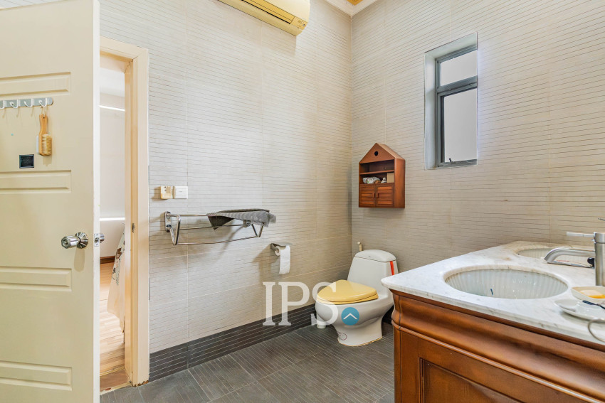 4 Bedroom Villa For Sale - Boeung Trabek, Phnom Penh