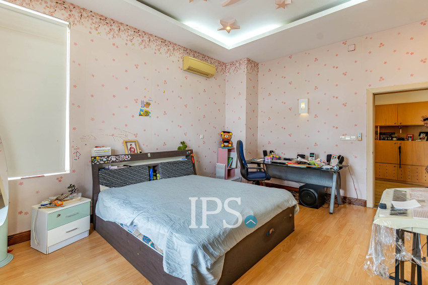 4 Bedroom Villa For Sale - Boeung Trabek, Phnom Penh