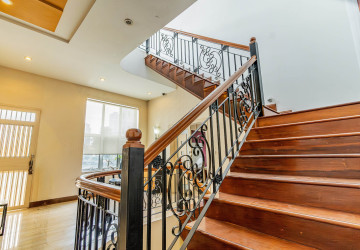 4 Bedroom Villa For Rent - Boeung Trabek, Phnom Penh thumbnail