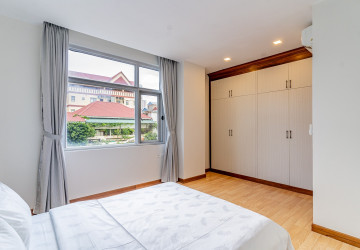 4 Bedroom Serviced Apartment For Rent - Tonle Bassac, Phnom Penh thumbnail