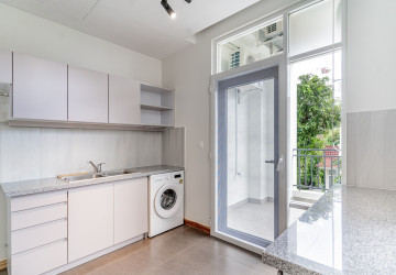 4 Bedroom Serviced Apartment For Rent - Tonle Bassac, Phnom Penh thumbnail