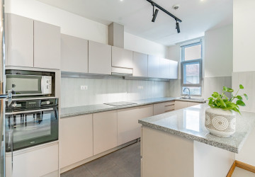 4 Bedroom Serviced Apartment For Rent - Tonle Bassac, Phnom Penh thumbnail