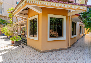 7 Bedroom Villa For Sale - Teuk Thla, Sen Sok, Phnom Penh thumbnail