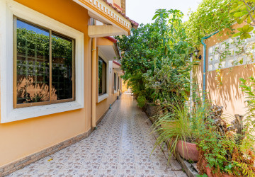 7 Bedroom Villa For Sale - Teuk Thla, Sen Sok, Phnom Penh thumbnail