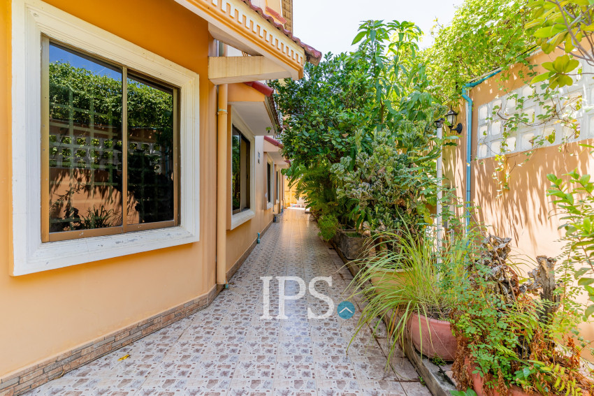 7 Bedroom Villa For Sale - Teuk Thla, Sen Sok, Phnom Penh
