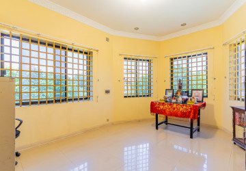 7 Bedroom Villa For Sale - Teuk Thla, Sen Sok, Phnom Penh thumbnail