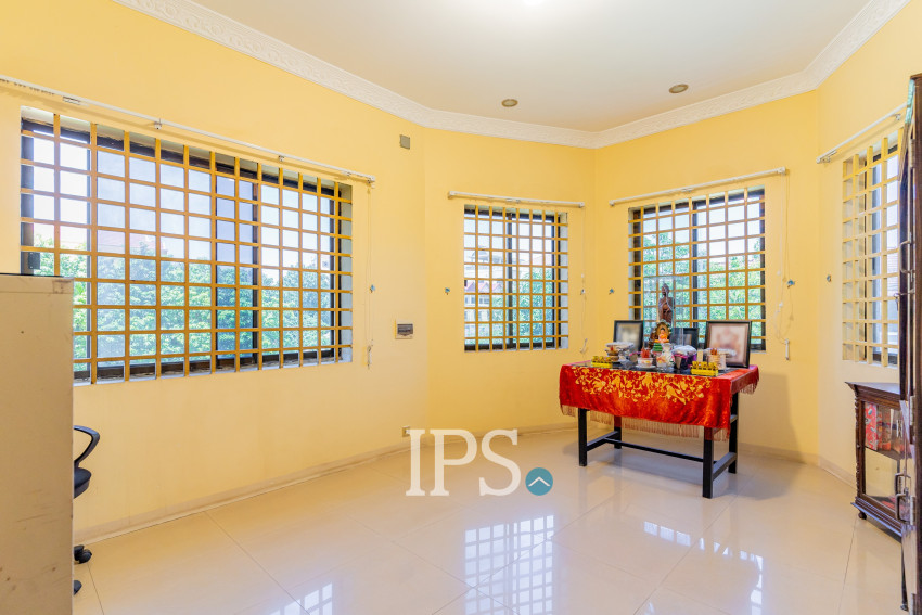 7 Bedroom Villa For Sale - Teuk Thla, Sen Sok, Phnom Penh