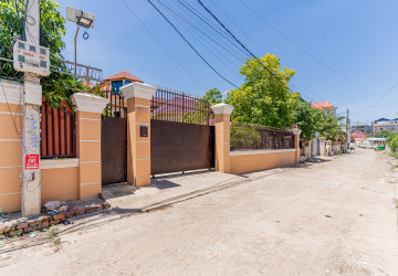 7 Bedroom Villa For Sale - Teuk Thla, Sen Sok, Phnom Penh thumbnail
