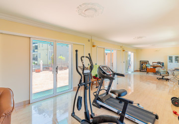 7 Bedroom Villa For Sale - Teuk Thla, Sen Sok, Phnom Penh thumbnail