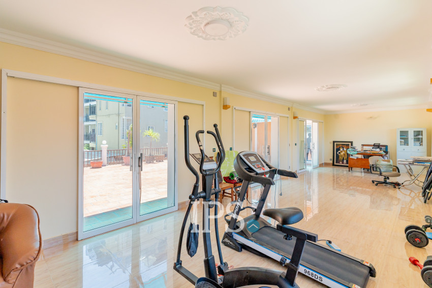 7 Bedroom Villa For Sale - Teuk Thla, Sen Sok, Phnom Penh