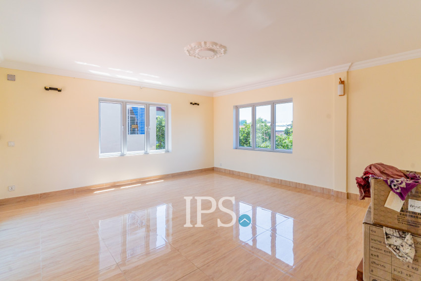 7 Bedroom Villa For Sale - Teuk Thla, Sen Sok, Phnom Penh