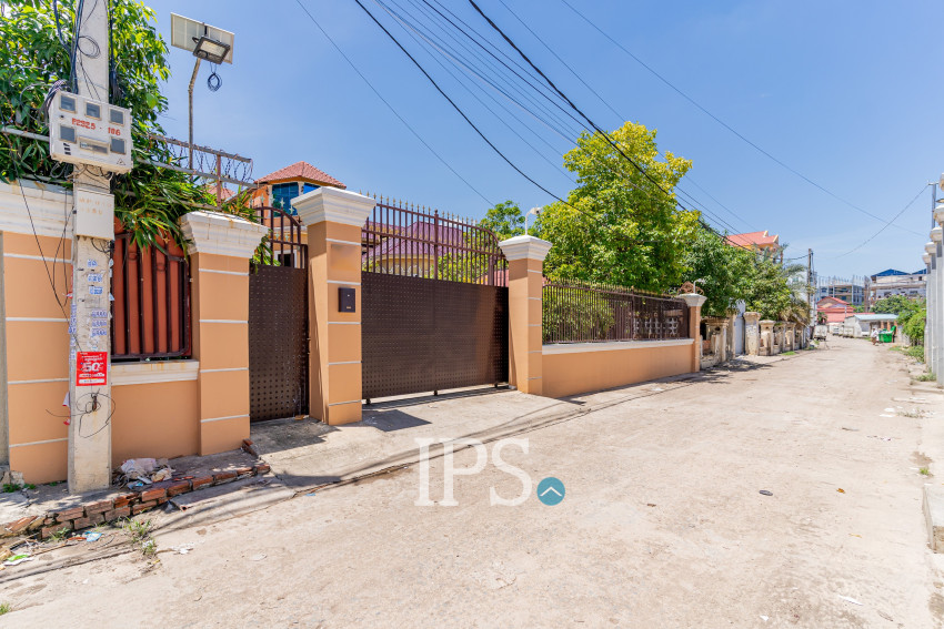 7 Bedroom Villa For Sale - Teuk Thla, Sen Sok, Phnom Penh