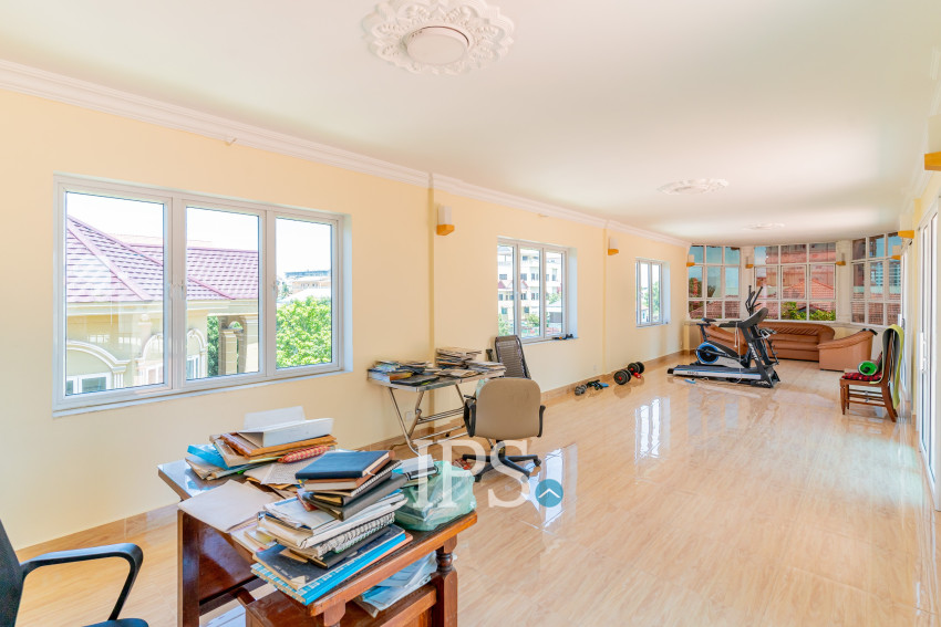 7 Bedroom Villa For Sale - Teuk Thla, Sen Sok, Phnom Penh