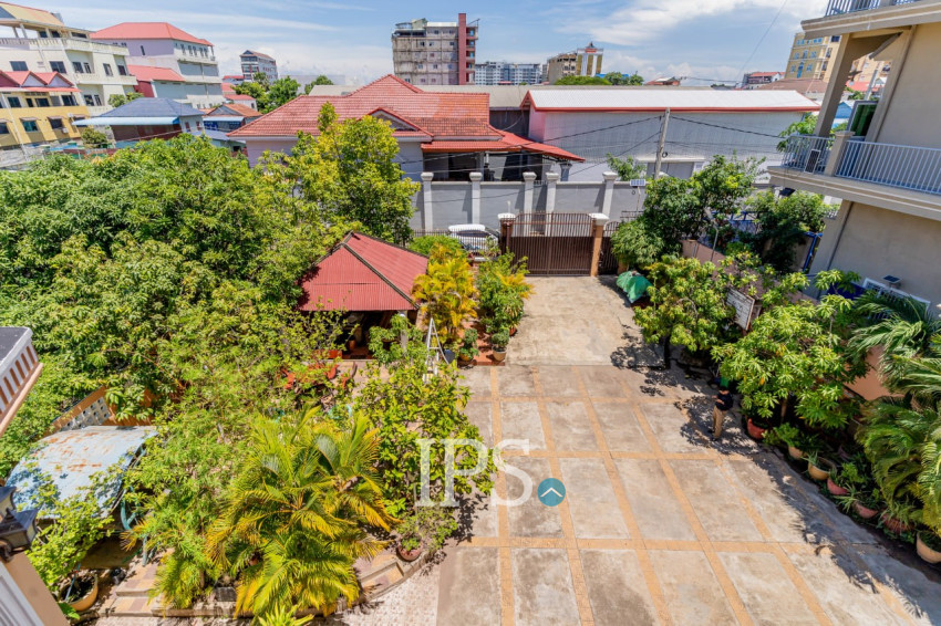 7 Bedroom Villa For Sale - Teuk Thla, Sen Sok, Phnom Penh