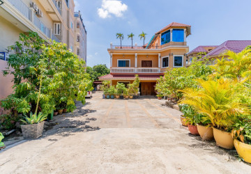 7 Bedroom Villa For Sale - Teuk Thla, Sen Sok, Phnom Penh thumbnail