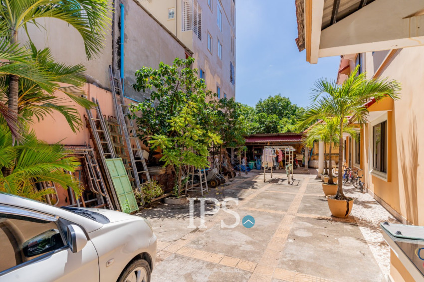 7 Bedroom Villa For Sale - Teuk Thla, Sen Sok, Phnom Penh
