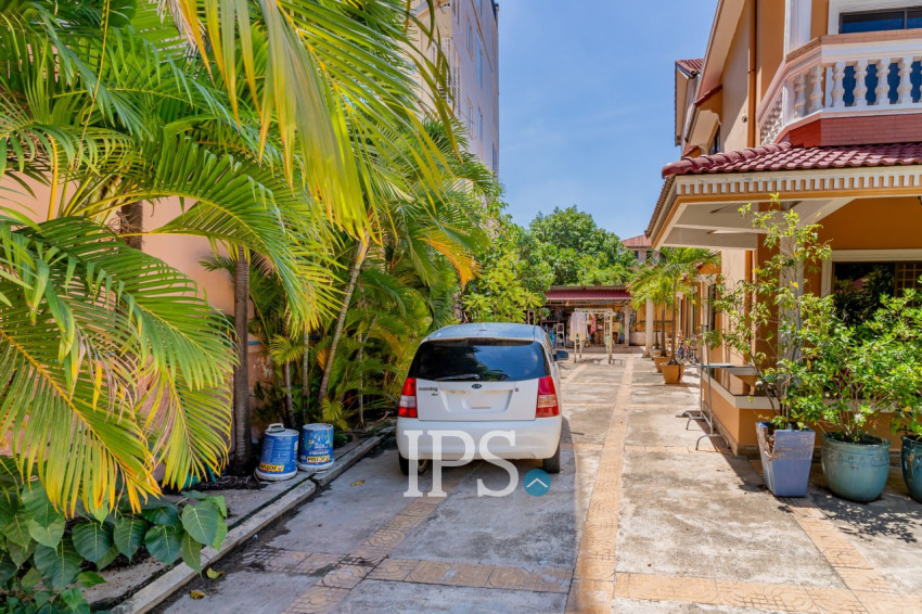 7 Bedroom Villa For Sale - Teuk Thla, Sen Sok, Phnom Penh
