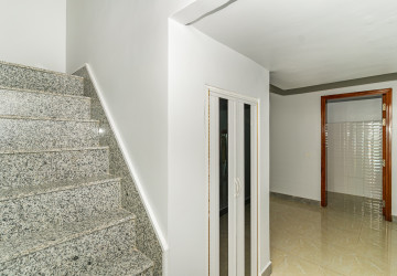 97 Sqm Retail Space For Rent - Chakto Mukh, Phnom Penh thumbnail