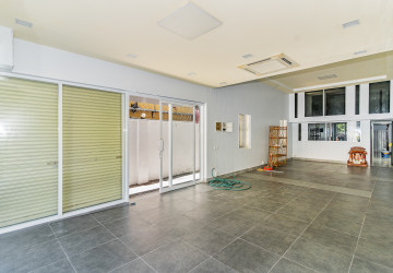 97 Sqm Retail Space For Rent - Chakto Mukh, Phnom Penh thumbnail