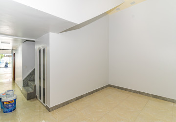 97 Sqm Retail Space For Rent - Chakto Mukh, Phnom Penh thumbnail