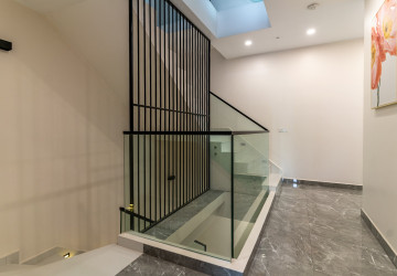 7 Bedroom Villa For Rent - Boeung Kak 2, Phnom Penh thumbnail