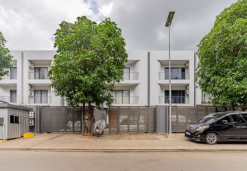 5 Bedroom Link House For Rent – Veal Sbov, Phnom Penh