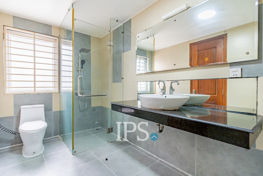 3 Bedroom Serviced Apartment For Rent - Toul Tom Pong 2, Phnom Penh