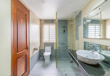 3 Bedroom Serviced Apartment For Rent - Toul Tom Pong 2, Phnom Penh thumbnail