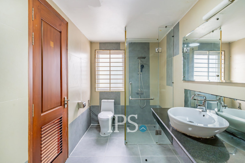 3 Bedroom Serviced Apartment For Rent - Toul Tom Pong 2, Phnom Penh