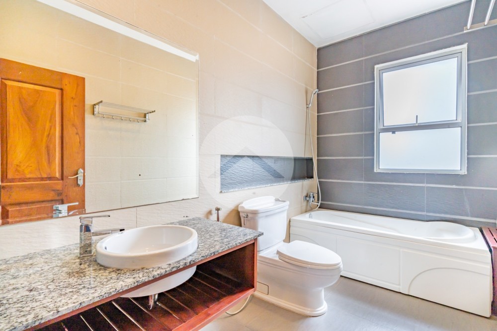 1 Bedroom Serviced Apartment For Rent - BKK1, Phnom Penh - Image 16