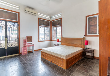 Renovated 2 Bedroom Apartment For Rent - Wat Phnom, Phnom Penh thumbnail