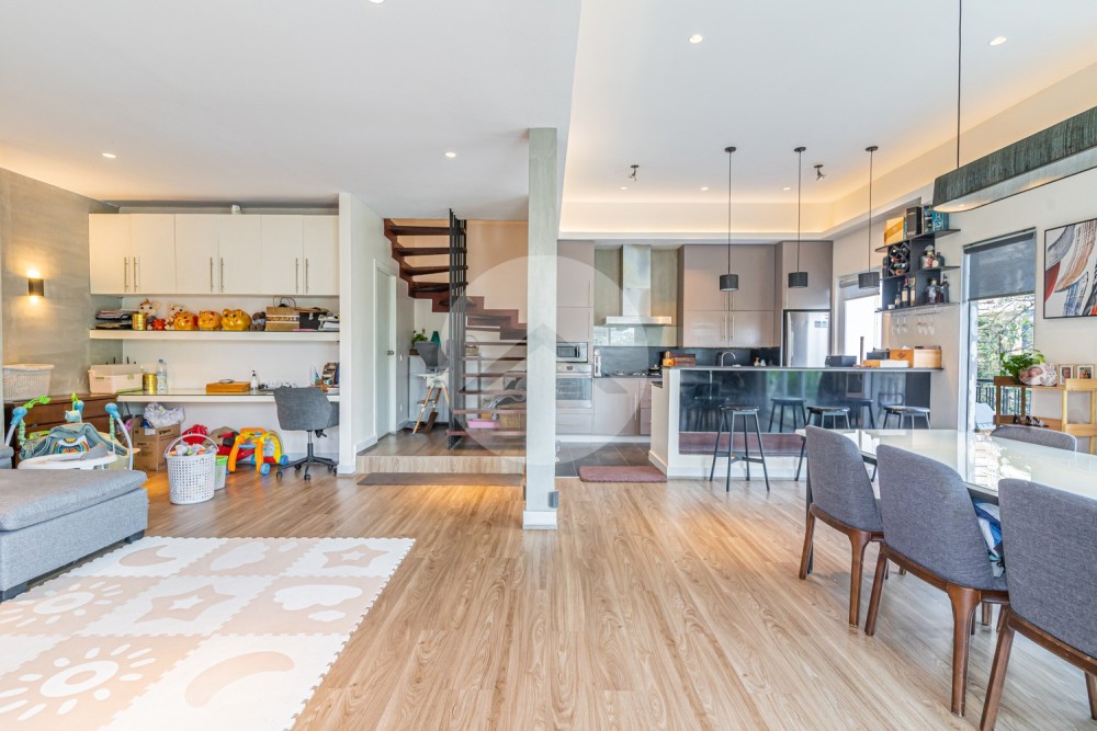 Renovated 2 Bedroom Apartment For Sale - BKK1, Phnom Penh - Image 2