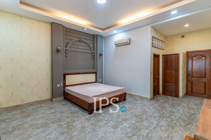 4 Bedroom Townhouse For Rent - Phsar Deum Thkov, Phnom Penh